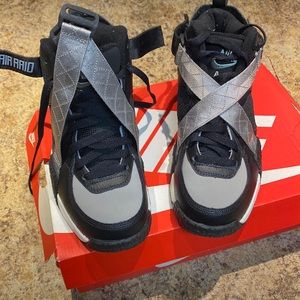 Nike Air Raid size mens 8 color black white and gray.